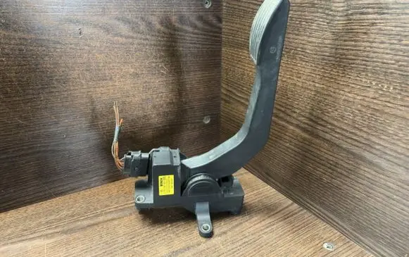 Accelerator throttle pedal