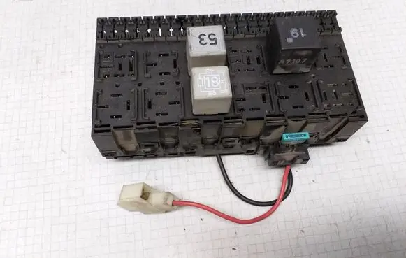 Volkswagen PASSAT B3 Fuse module 357937039