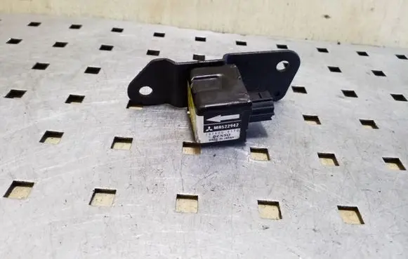 Mitsubishi Pajero Sport I Airbag deployment crash/impact sensor MR522942 1876004110