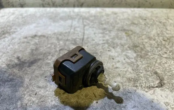 Nissan Qashqai Headlight level adjustment motor 007878