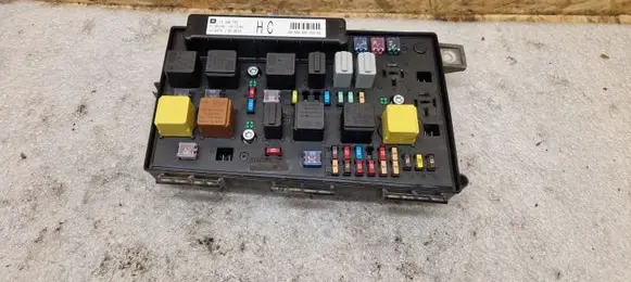 Opel Zafira B Fuse module 13206755