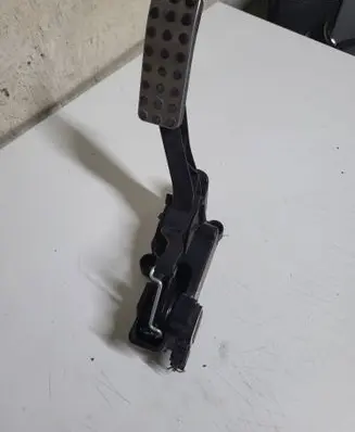 Mercedes-Benz B W245 Accelerator throttle pedal A1693001004 000121 120106