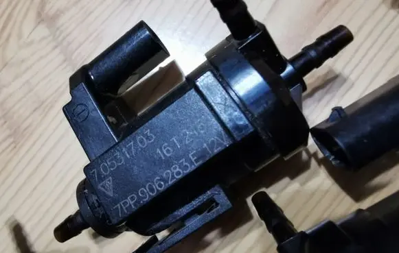 Volkswagen Touareg III Turbo solenoid valve 7PP906283E