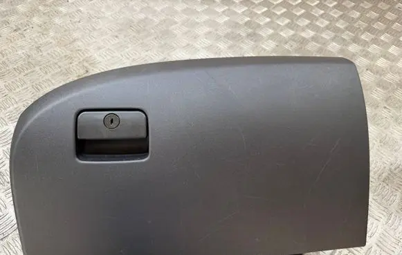 Peugeot 4007 Glove box