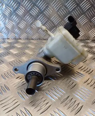 Master brake cylinder