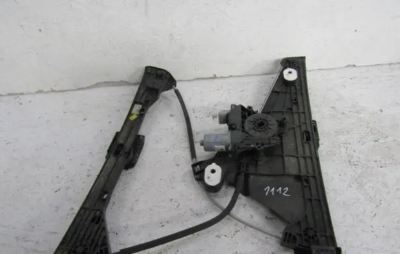 Peugeot 208 II Front door electric window regulator 9829043380