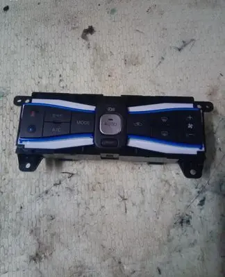 Nissan Leaf I (ZE0) Central console control unit 