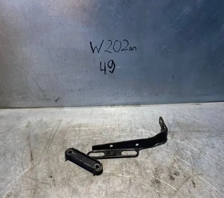 Mercedes-Benz C W202 Muffler mount bracket/holder 2024920718 2104921941
