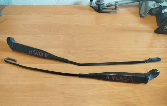 Front wiper blade arm
