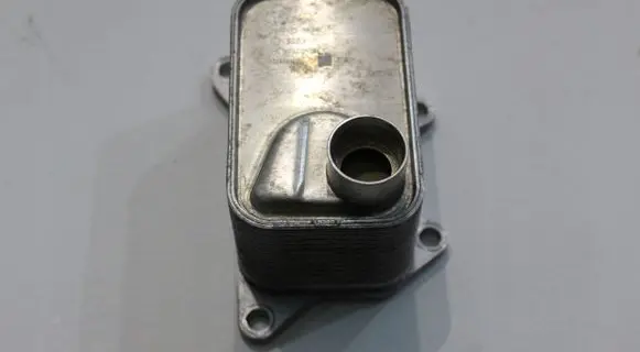 Volkswagen PASSAT B8 Engine oil radiator 06L117021E