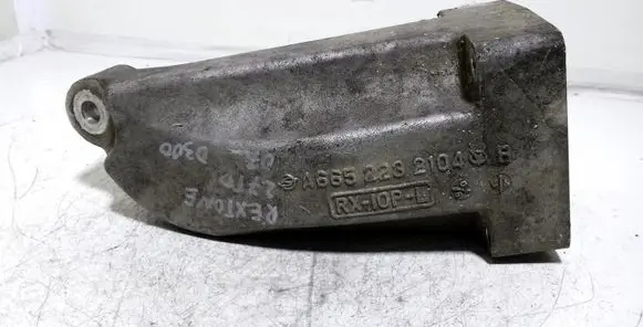 Engine mounting bracket