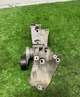 Nissan NV200 Engine mounting bracket 8200669494