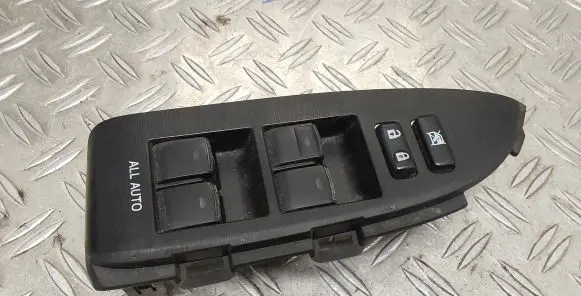 Toyota Prius (XW30) Electric window control switch 8404033100