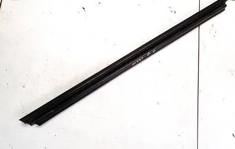 Jeep Grand Cherokee (WK) Front door glass trim molding