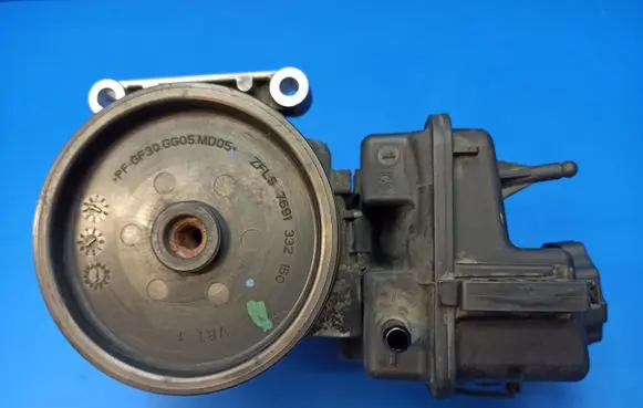 Mercedes-Benz E W212 Power steering pump A0064664701