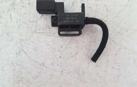 Volkswagen Golf V Vacuum air tank 037906283C