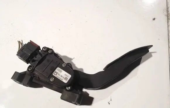 Accelerator throttle pedal