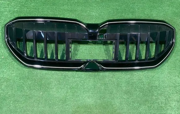 BMW 5 G60 Front bumper upper radiator grill 8084674