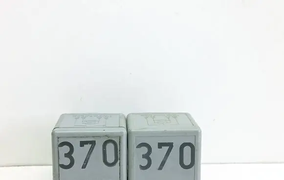Volkswagen PASSAT B5 Other relay 8D0951253