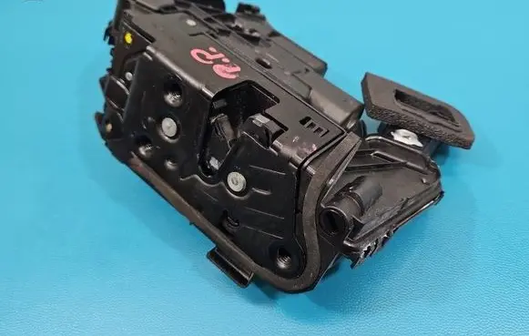 Volkswagen Tiguan Front door lock 5NB837016D IMPRK1553148