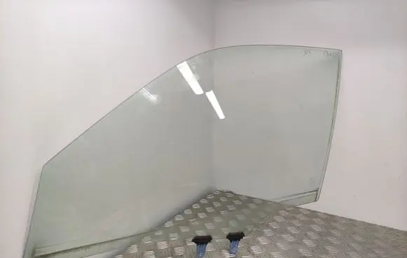 Suzuki Grand Vitara II Front door window glass four-door
