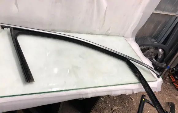Mercedes-Benz EQA Rubber seal front door window/glass A2477254200