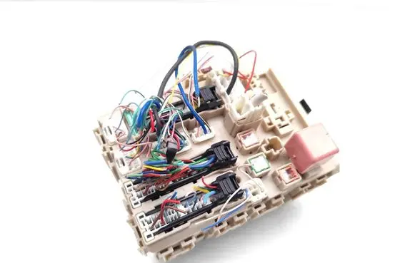 Toyota Avensis T270 Fuse module 82730-05J90 4804-15K24