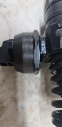 Volkswagen PASSAT B6 Fuel injector 037130073AG