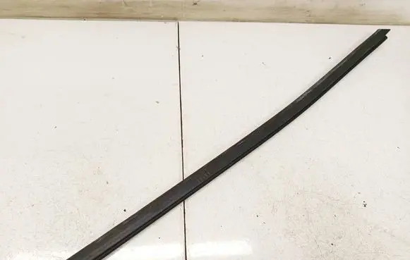Opel Zafira B Front door glass trim molding 13132073