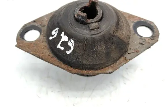 Volkswagen Polo II 86C 2F Engine mount bracket