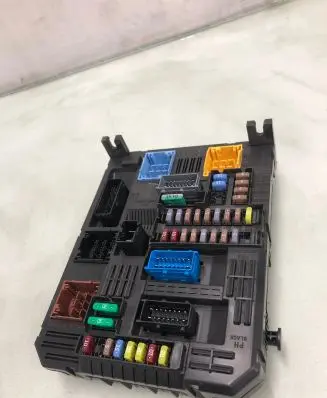 Opel Grandland X Fuse module 9845141280