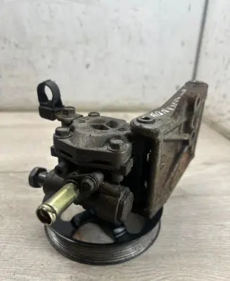 Mitsubishi Grandis Power steering pump