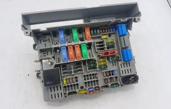 BMW 1 E81 E87 Fuse module 690661303 18842000000A 40120531030101