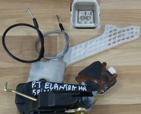 Hyundai Elantra VII Front door lock 3245452