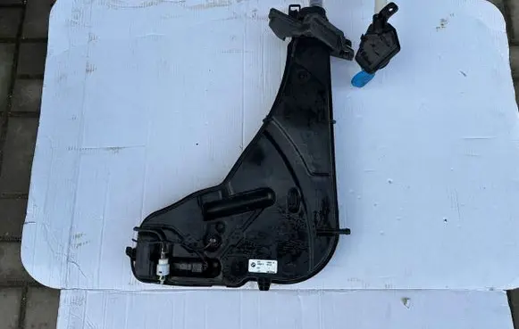 BMW X3 G01 Windshield washer fluid reservoir/tank 7399029