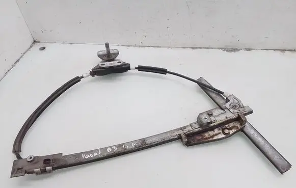 Volkswagen PASSAT B3 Front door manual window regulator 