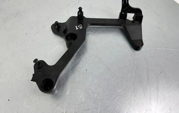 Volkswagen PASSAT B8 Air filter cleaner box bracket assembly 3Q0129671A