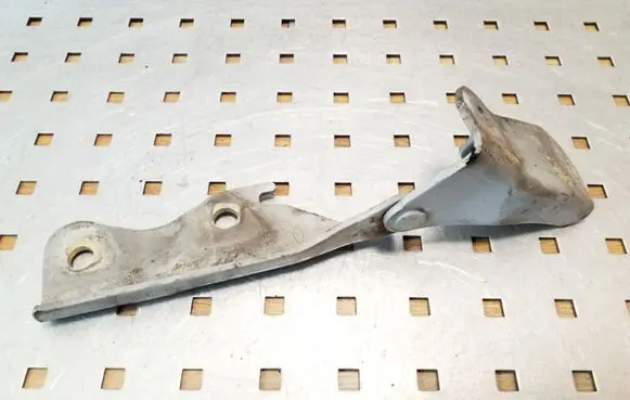 Engine bonnet/hood hinges