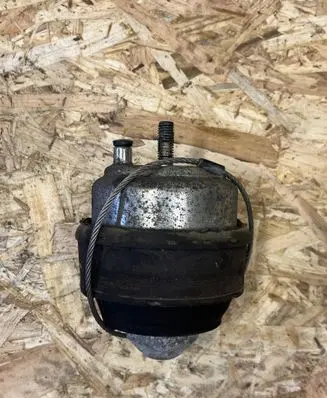 Volvo XC70 Engine mount bracket