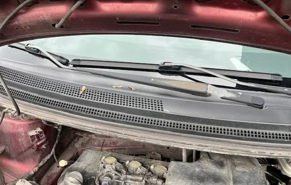 Mitsubishi Colt Front wiper blade arm 