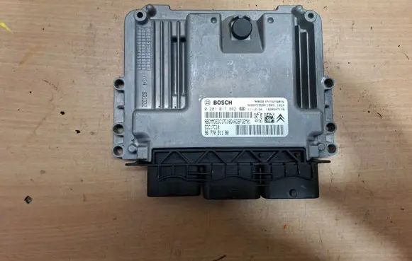 Citroen C4 II Engine control unit/module 9677031180 0281017862