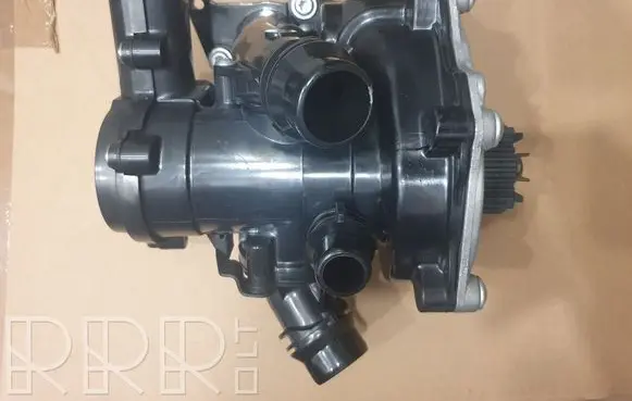 Volkswagen Golf VII Water pump 06L121111H 06L121111J