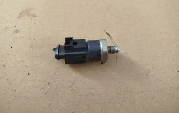 Volkswagen Golf V Fuel pressure sensor 0261545008 06D906051A