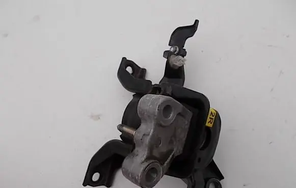 Toyota Avensis T270 Engine mount bracket 