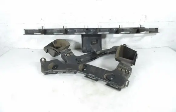 Rear bumper mounting bracket