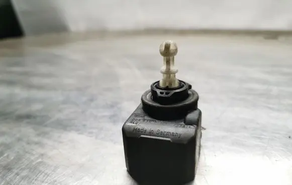Volkswagen PASSAT B6 Headlight level adjustment motor 
