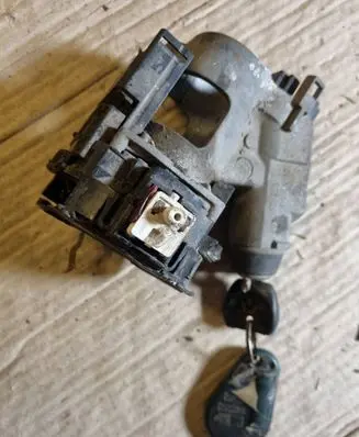 Volkswagen Golf III Ignition lock 37046