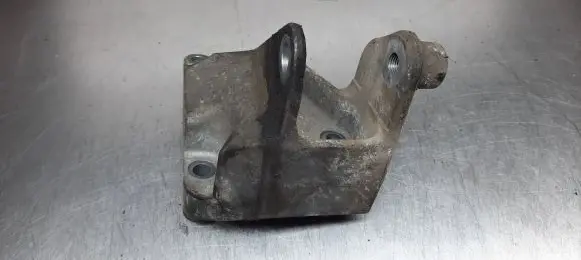 Nissan Qashqai Engine mounting bracket