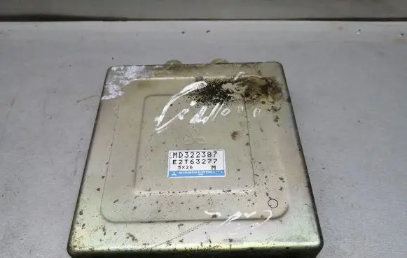 Mitsubishi Carisma Engine control unit/module MD322387 E2T63277