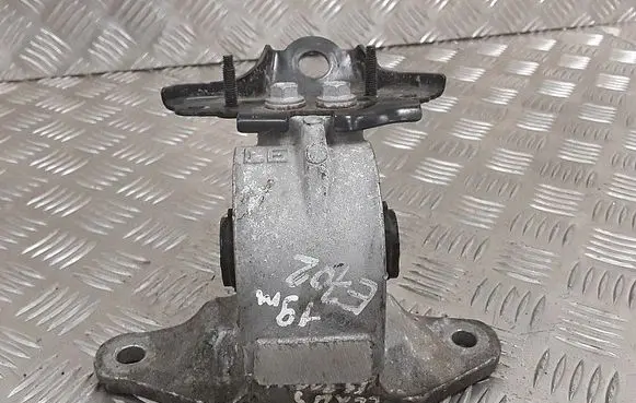Lexus ES 300h Engine mount bracket